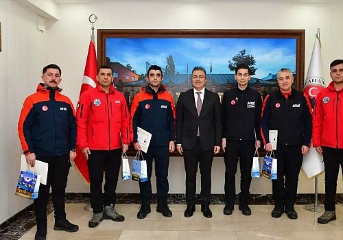 Ardahan Valisi Hayrettin Çiçek AFAD ve jandarma ekipleri ödüllendirildi.