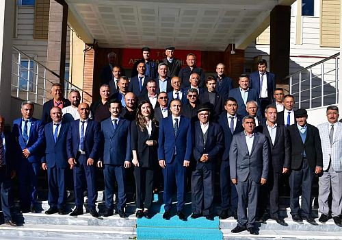 Ardahan Valisi Hayrettin Çiçek Ardahan'da Muhtarlar Cemevi Başkanları ve Dedelerle Toplantı yaptı 