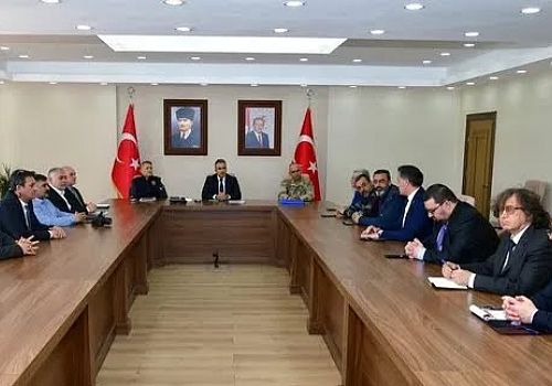 Ardahan Valisi Hayrettin Çiçek başkanlığında, İl Sağlık Müdürlüğü 2024 Yılı Basın Bilgilendirme Toplantısı düzenlendi