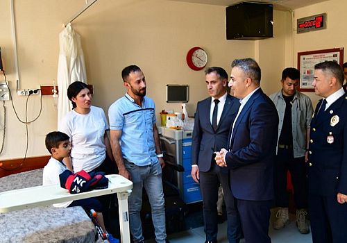 Ardahan Valisi Hayrettin Çiçek, Devlet Hastanesini ziyaret ederek personelle bayramlaştı 