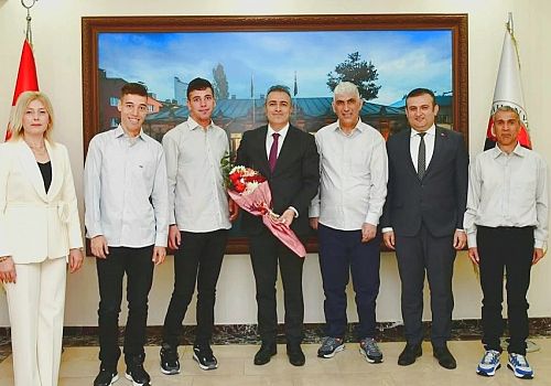 Ardahan Valisi Hayrettin Çiçek, Engelsiz Yaşam Merkezi’nde kalan özel bireyleri makamında misafir etti