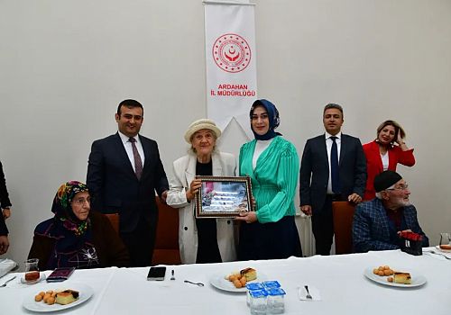 Ardahan Valisi  Hayrettin Çiçek, eşi Berna Çiçek ile birlikte Ardahan Huzurevi’nde kalan yaşlıları ziyaret ettiler