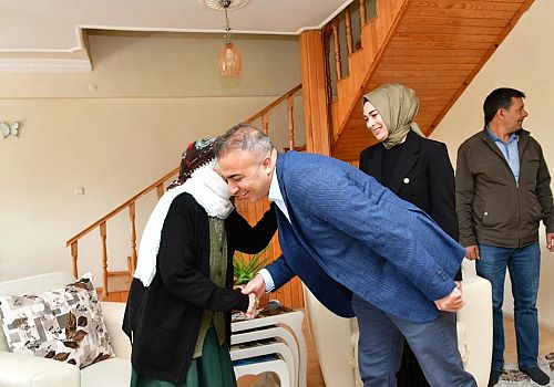 Ardahan Valisi Hayrettin Çiçek, eşi Berna Çiçek ile Şehit İnan Akçam’ın annesi Birgül Akçam’ı evinde ziyaret etti