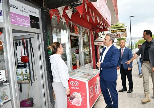 Ardahan Valisi Hayrettin Çiçek, esnafları ziyaret ederek hem iş yeri sahipleriyle hem de vatandaşlarla sohbet etti.