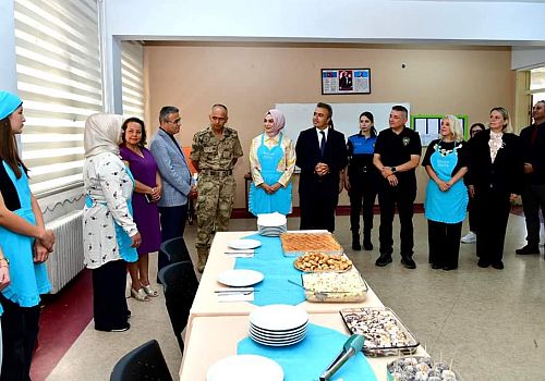 Ardahan Valisi Hayrettin Çiçek Gökyüzü Çocukları  Pastacılık Çırağı Kursunu ziyaret etti. 