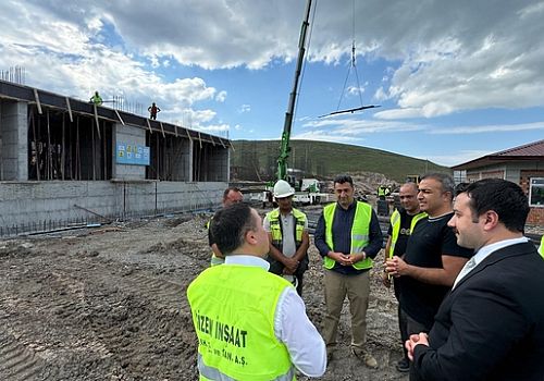 Ardahan Valisi Hayrettin Çiçek, Göle de  yapımı süren Gençlik ve Spor Bakanlığının yurt inşaatını inceledi