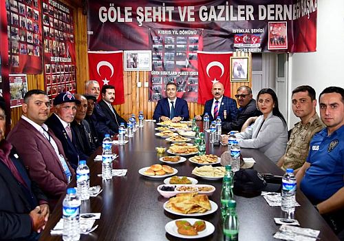 Ardahan Valisi Hayrettin Çiçek, Göle Şehit ve Gaziler Derneğini ziyaret etti