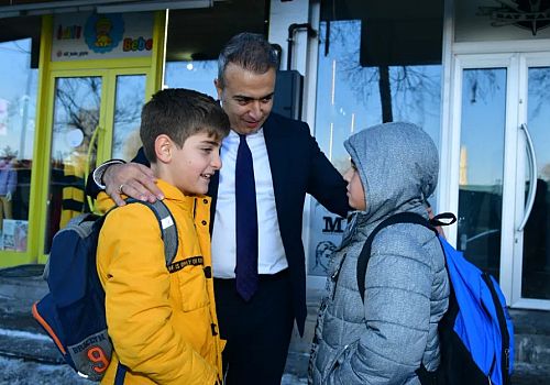 Ardahan Valisi Hayrettin Çiçek, göreve başladığı günden bu yana güler yüzlü davranışı taktir topluyor