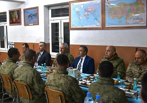 Ardahan Valisi Hayrettin Çiçek, Gürcistan sınırında nöbet tutan askerlerle iftarda bir araya geldi.