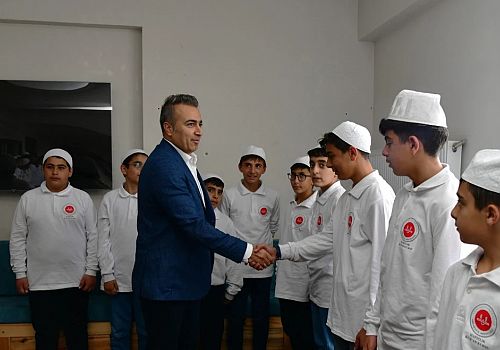 Ardahan Valisi  Hayrettin Çiçek, hafızlık eğitimi alan öğrencilerle bir araya geldi 