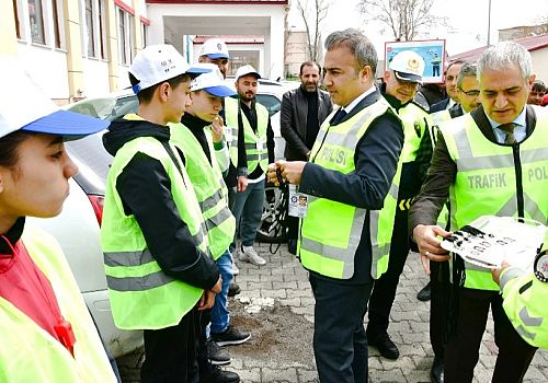 Ardahan Valisi Hayrettin Çiçek, Halitpaşa Ortaokulu’nda düzenlenen farkındalık programına katıldı