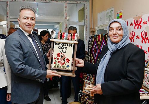 Ardahan Valisi Hayrettin Çiçek, Halk Eğitim Merkezi tarafından düzenlenen yıl sonu sergisinin açılışına katıldı
