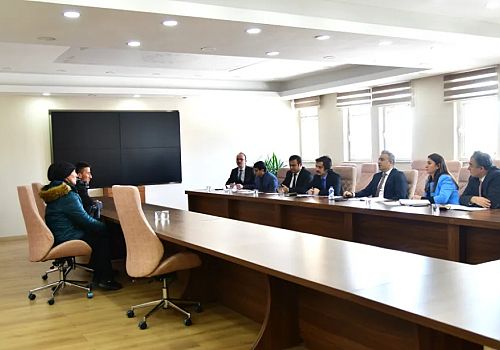 Ardahan Valisi Hayrettin Çiçek, Halk Günü toplantısında vatandaşların sorun ve taleplerini dinledi.