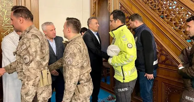 Ardahan Valisi Hayrettin Çiçek halkla bayramlaştı. Ardından şehit ailesi ve gazi ziyaretinde bulundu.