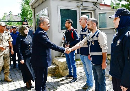 Ardahan Valisi Hayrettin Çiçek, Hanak İlçe Emniyet Amirliği’ni ziyaret etti 