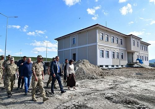 Ardahan Valisi Hayrettin Çiçek Hanak ta yapımı devam eden Jandarma binasını inceledi 