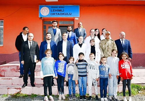 Ardahan Valisi Hayrettin Çiçek, İl Milli Eğitim Müdür Vekili Akın Koç ile birlikte, Köy okullarını ziyaret etti