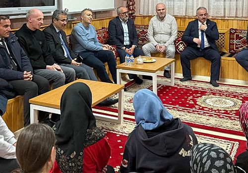 Ardahan Valisi Hayrettin Çiçek, İl Müftülüğünce düzenlenen iftarda gençlerle bir araya geldi