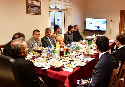 Ardahan Valisi Hayrettin Çiçek, Ilgar Bakım Evi'nde karayolları çalışanlarıyla iftarda bir araya geldi.