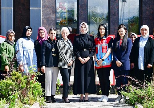 Ardahan Valisi Hayrettin Çiçek’in eşi Berna Çiçek, Aile Destek Merkezi Kursiyerleriyle Buluştu