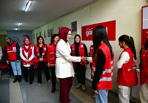 Ardahan Valisi Hayrettin Çiçek in Eşi Berna Çiçek, Kızılay Şubesini ziyaret etti.