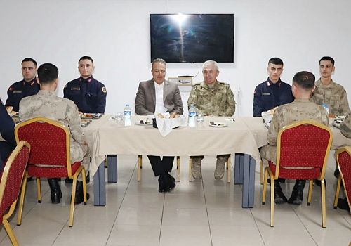 Ardahan Valisi Hayrettin Çiçek jandarma personeliyle iftar programında bir araya geldi
