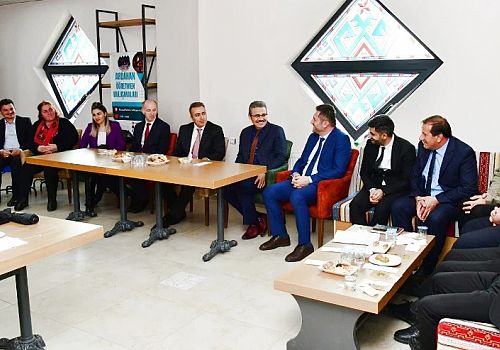Ardahan Valisi Hayrettin Çiçek kent merkezinde görev yapan okul müdürleriyle bir araya geldi