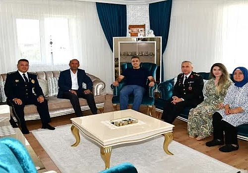 Ardahan Valisi Hayrettin Çiçek, kentteki şehit aileleri ve gazileri ziyaret etti 