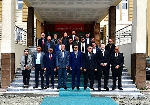 Ardahan Valisi Hayrettin Çiçek köy ile mahalle muhtarlarından oluşan heyeti makamında kabul etti