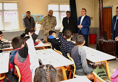 Ardahan Valisi Hayrettin Çiçek köy okullarını ziyaret etti
