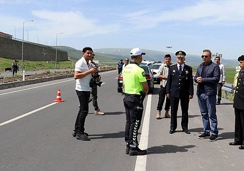 Ardahan Valisi Hayrettin Çiçek, Kurban Bayramı arifesinde katıldığı trafik denetimlerinde trafik kurallarını hatırlattı.