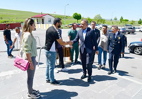 Ardahan Valisi Hayrettin Çiçek, Kurban bayramı dolayısıyla çeşitli ziyaretlerde bulundu
