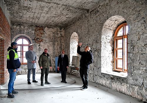 Ardahan Valisi Hayrettin Çiçek millet bahçesinde yapılan restorasyon çalışmalarını denetledi