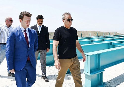Ardahan Valisi Hayrettin Çiçek Mozeret Tepesinde yapımı devam eden seyir terası inşaatında incelemede bulundu.