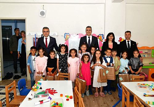 Ardahan Valisi Hayrettin Çiçek Öğrencilere Karne Dağıttı 