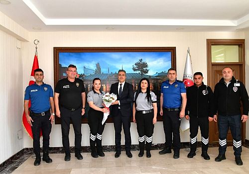 Ardahan Valisi Hayrettin Çiçek özel güvenlik görevlilerini makamında kabul etti.