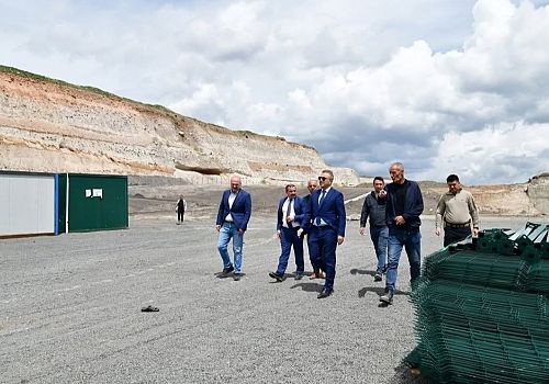 Ardahan Valisi Hayrettin Çiçek, sahipsiz hayvan barınağı sahasında incelemelerde bulundu
