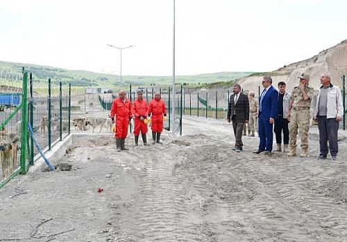 Ardahan Valisi Hayrettin Çiçek sahipsiz hayvan barınağında incelemelerde bulundu