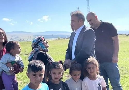 Ardahan Valisi Hayrettin Çiçek Şehid Muzaffer Çelik’in ailesini ziyaret etti