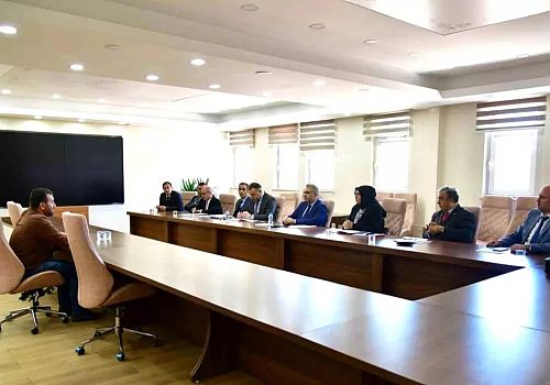 Ardahan Valisi Hayrettin Çiçek, vatandaşların şikayet ve önerilerini tek tek dinliyor.