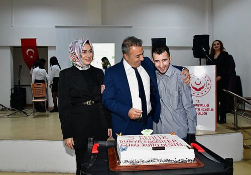 Ardahan Valisi Hayrettin Çiçek ve eşi 3 Aralık Dünya Engelliler Günü dolayısıyla düzenlenen programa katıldı.