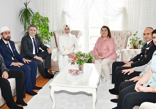 Ardahan Valisi Hayrettin Çiçek ve Eşi Berna Çiçek, Şehit Ailelerini Ziyaret Ederek Bayramlarını kutladı