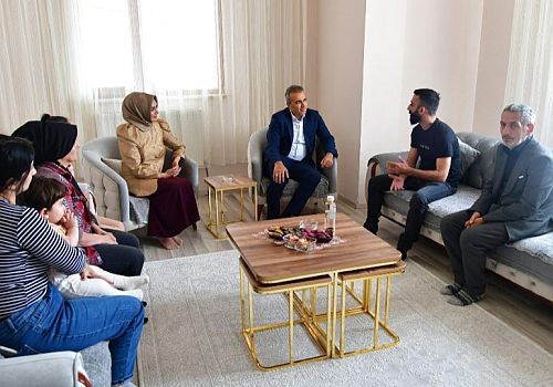 Ardahan Valisi Hayrettin Çiçek ve eşi Berna Çiçek,ten Şehit Ailelerine ve Gaziye Bayram Ziyareti