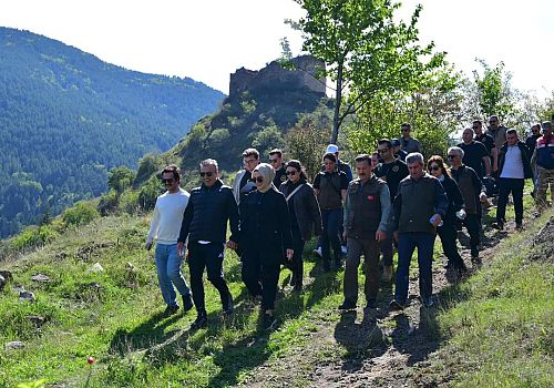 Ardahan Valisi Hayrettin Çiçek ve Eşi Posof ta düzenlenen doğa yürüyüşüne katıldı 