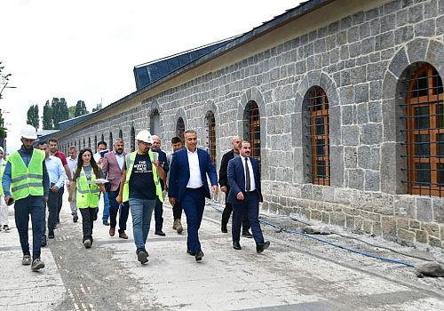 Ardahan Valisi Hayrettin Çiçek Yapımı devam eden Millet Bahçesinde inceleme de bulundu