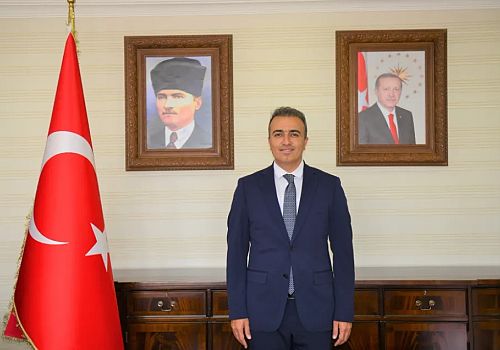 Ardahan Valisi Hayrettin Çiçek,  yeni yıl dolayısıyla tebrik mesajı yayınladı
