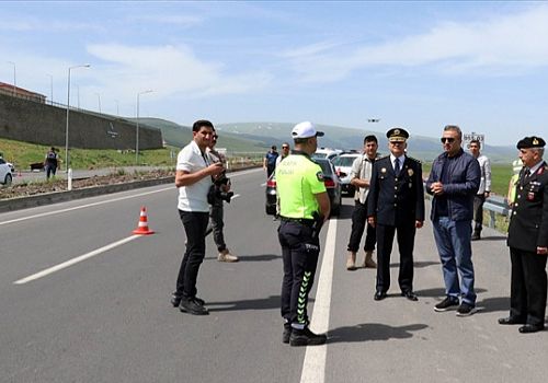 Ardahan Valisi Hayrettin Çiçek yol kontrol noktalarını ziyaret ederek çalışmaları denetledi