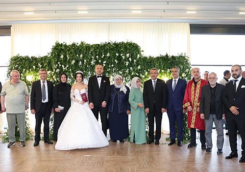 Ardahan Valisi Hayrettin Çiçek Yumurtalık Kaymakamlığı’na atanan Yakup Papaker'in düğün törenine katılarak nikâh şahidi oldu.