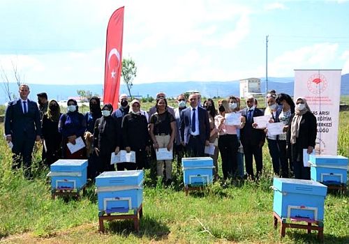 Ardahan Valisi Hüseyin Öner, arıcılık kursunu tamamlayan kadınlara belge dağıttı