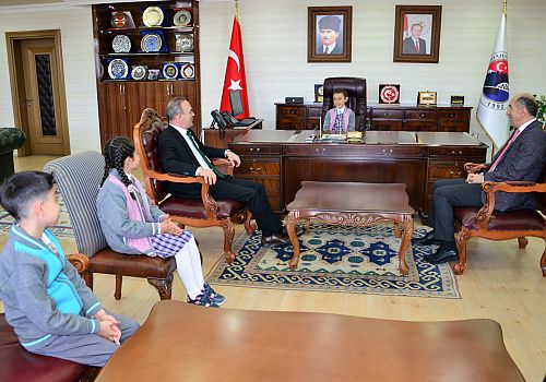 Ardahan Valisi Hüseyin Öner, Koltuğunu Çocuk Vali, Nisanur Güzel’e Bıraktı